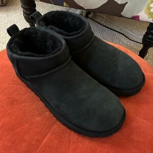 UGG Shortie short shearling bootie boots charcoal black 9 great
